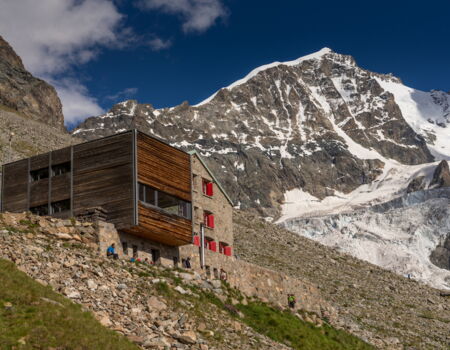 Tschiervahütte mit Biancograt im Hintergrund
